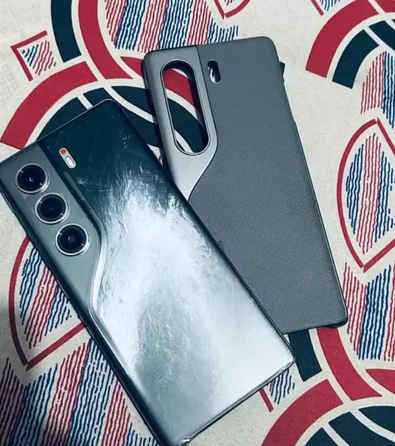 Tecno CAMON 40 Pro 1