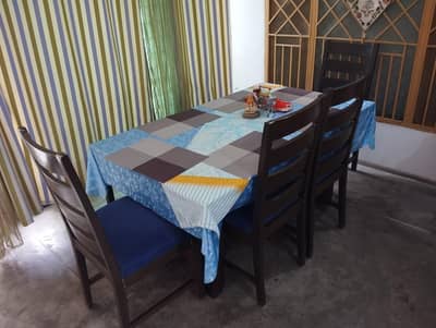 Dinning Table with 4x Chairs