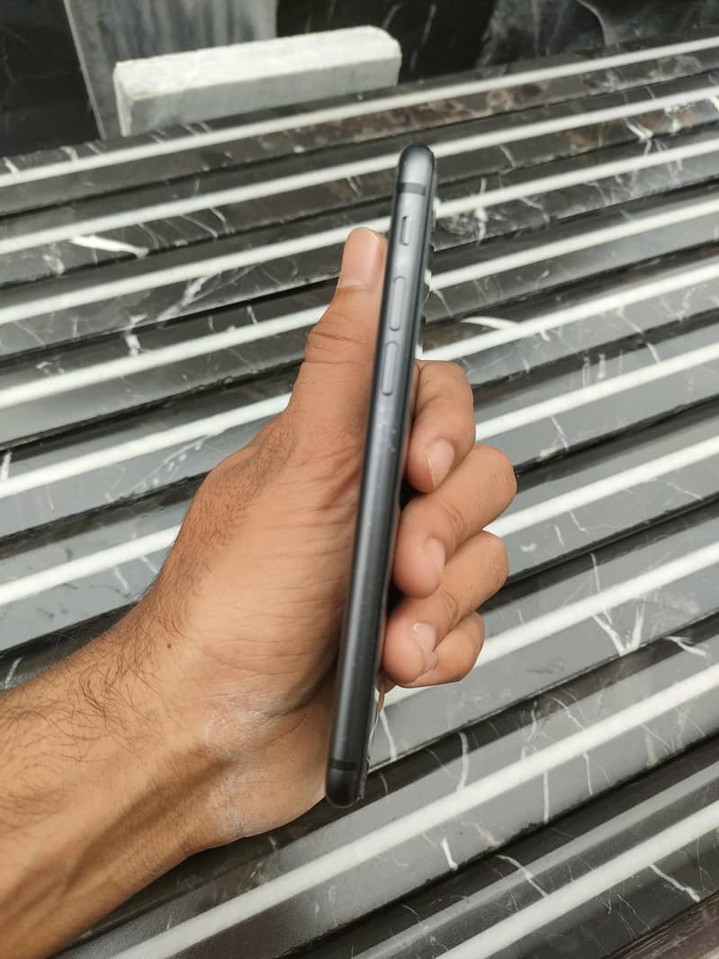Apple iPhone 8 3