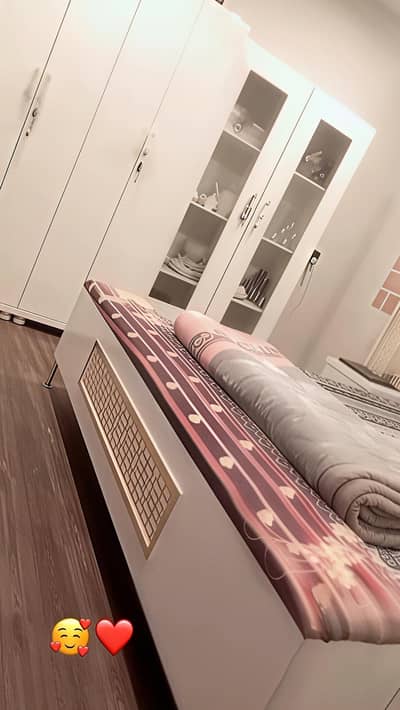 4 pice bedroom set  condition 09/10