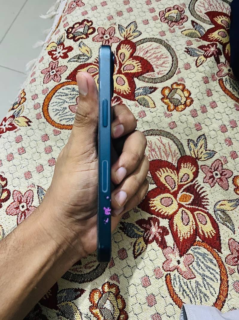Apple iPhone 13 4