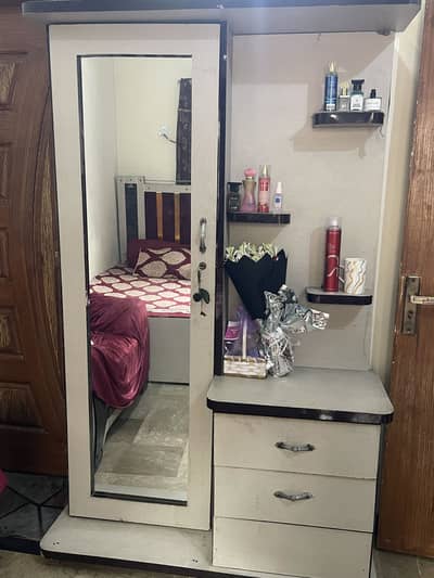 I want to sell my 2 year use room furniture.