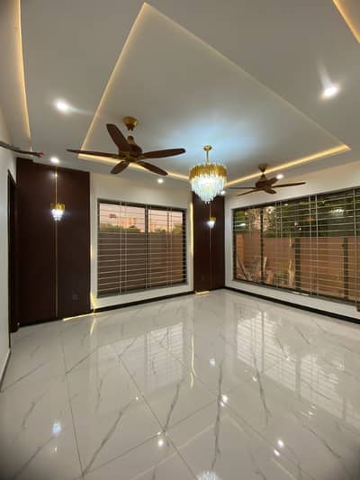 5 Bed Room Luxury Villa At Prime Location In Bahria Town Karachi, 2km From Main Gate, Near Commercial, Gallery And IMTIAZ Mega Store