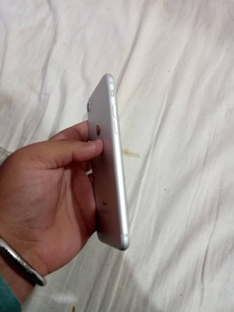 Apple iPhone 7 3