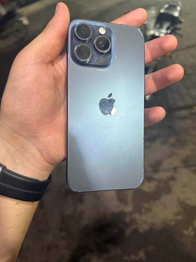 Apple iPhone 15 Pro Max 3