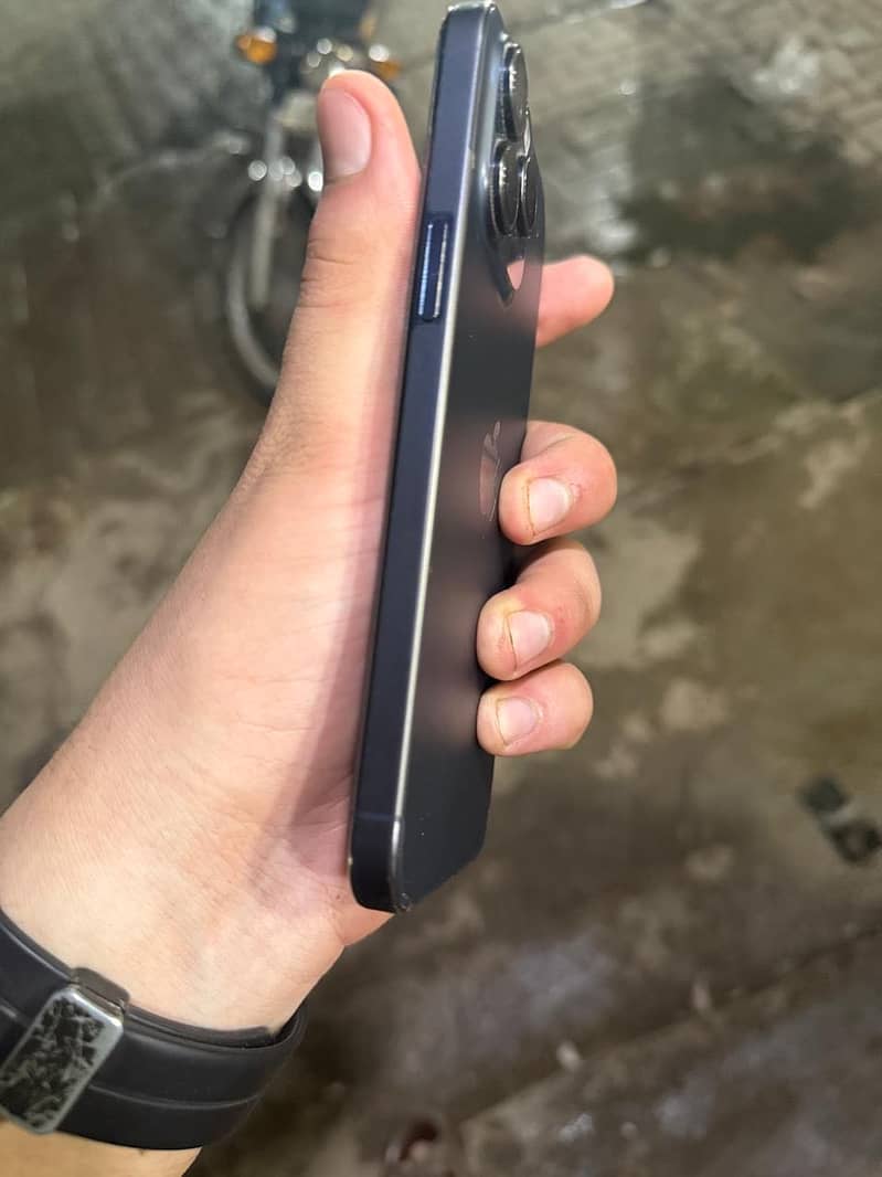 Apple iPhone 15 Pro Max 4