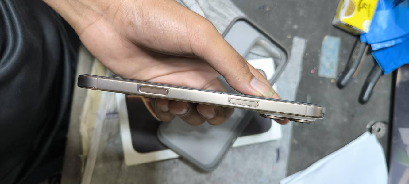 Apple iPhone 16 Pro Max 0
