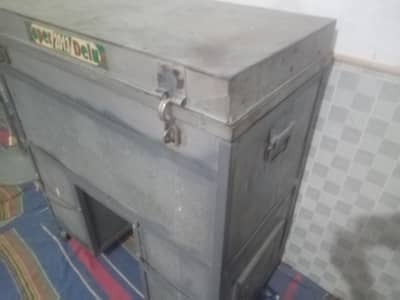 motorcycle delivery box/saleman pati