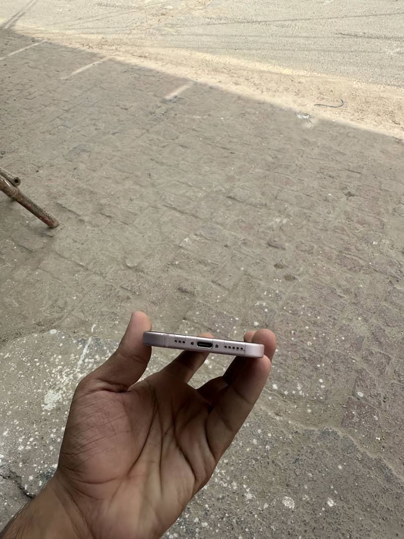 Apple iPhone 15 4
