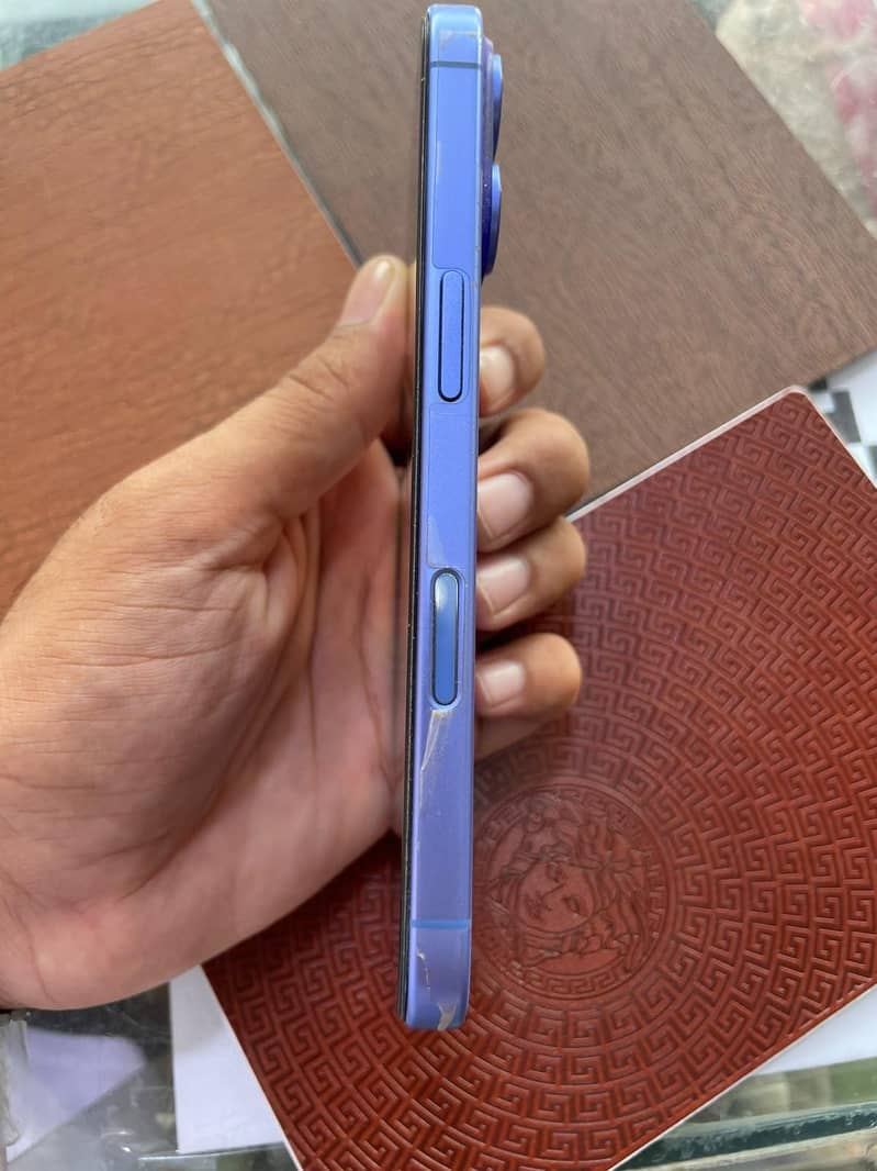 Apple iPhone 16 9