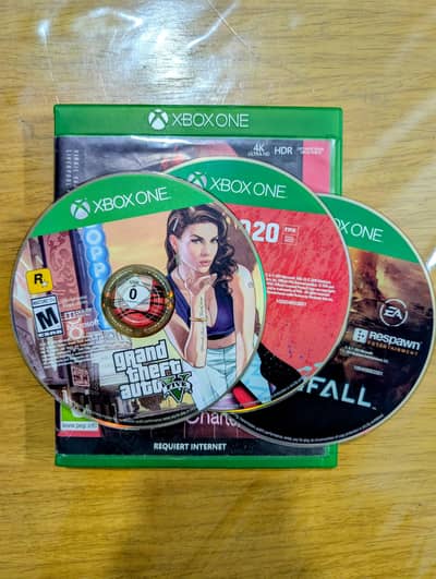 3 Original XBox CDs with Case [GTAV Fifa20 Titanfall]