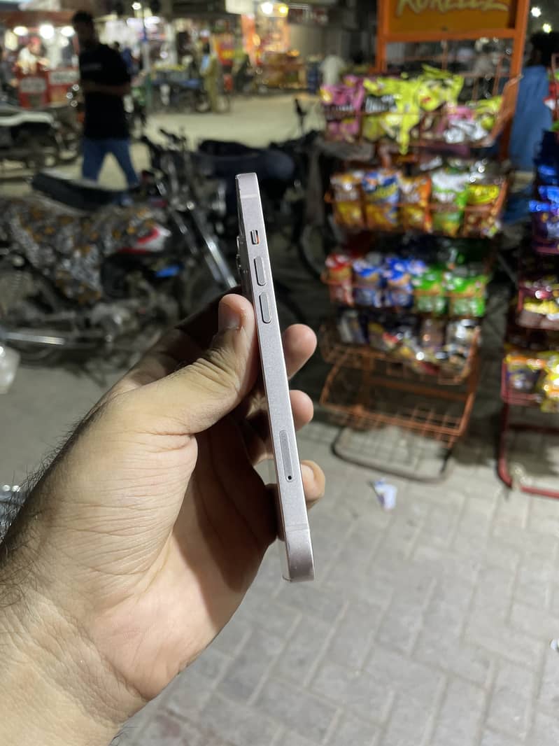 Apple iPhone 13 4