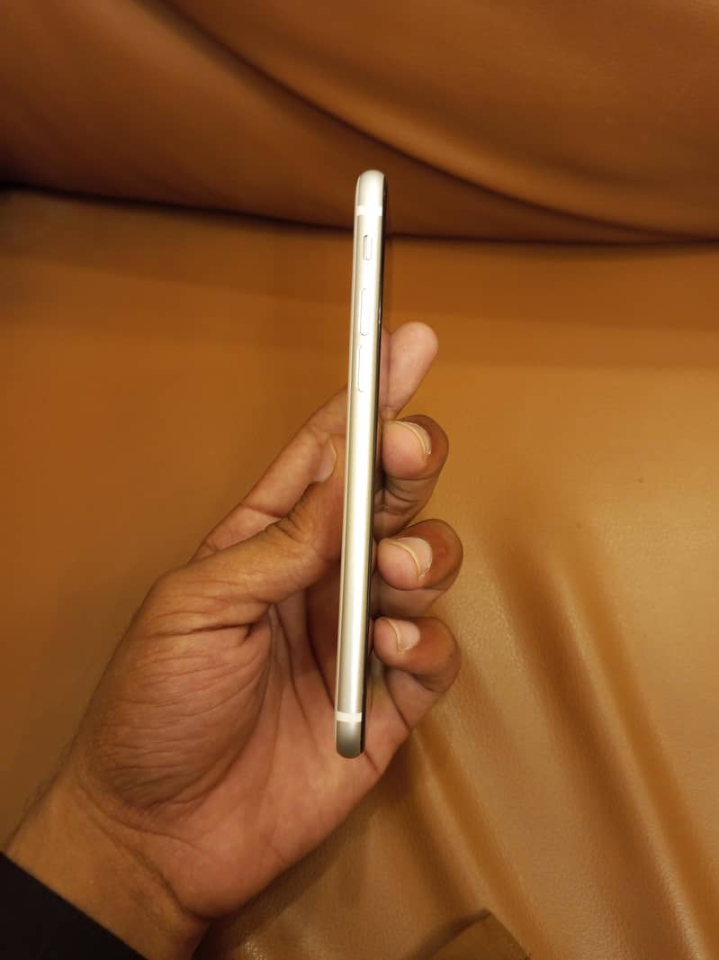 Apple iPhone SE 22 second generation 3