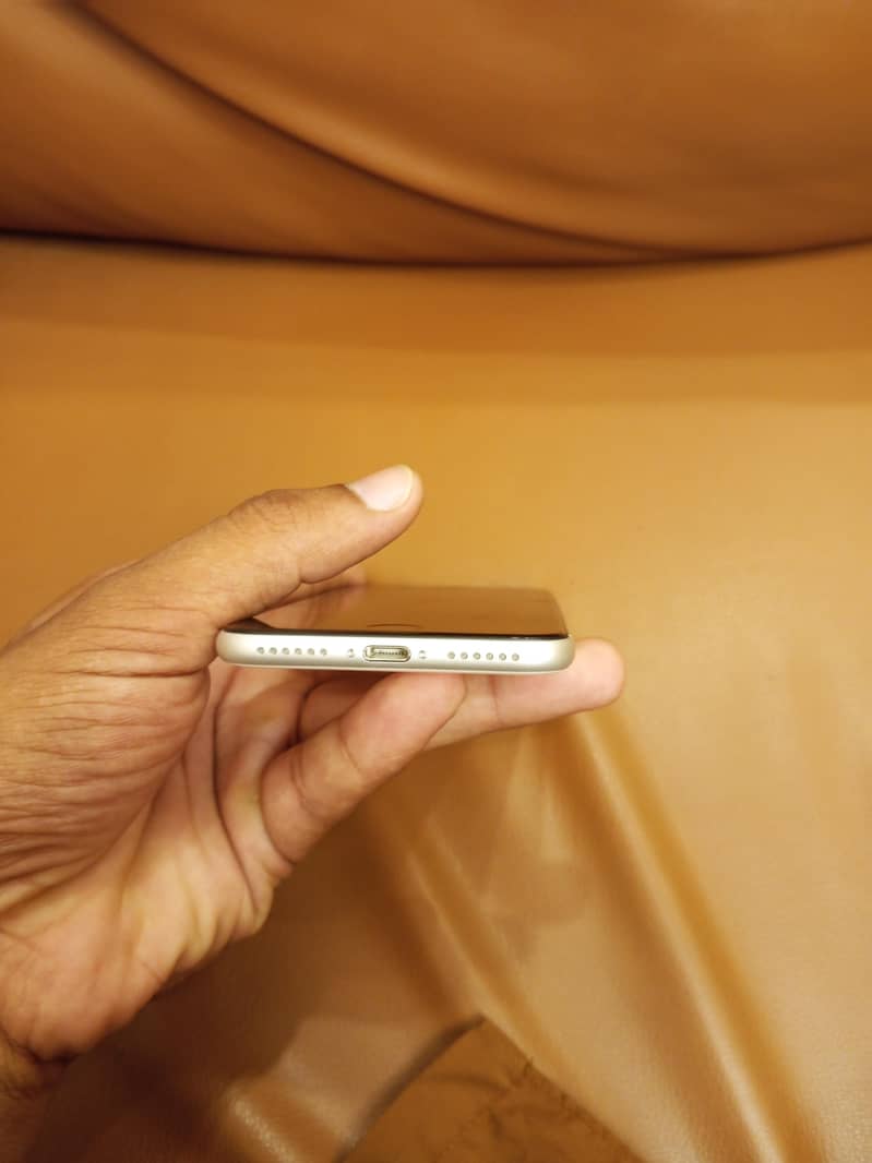 Apple iPhone SE 22 second generation 4