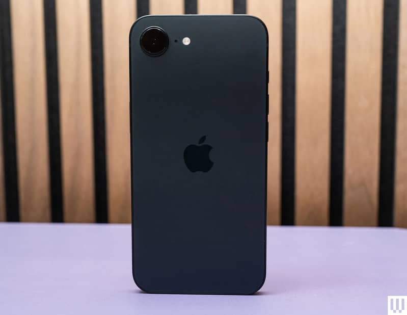 Apple iPhone 16e 2