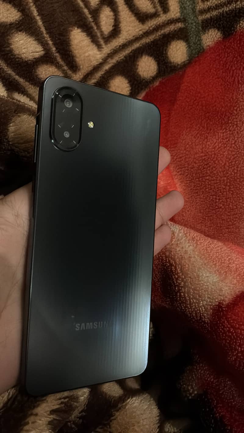 Apple iPhone 16e 3