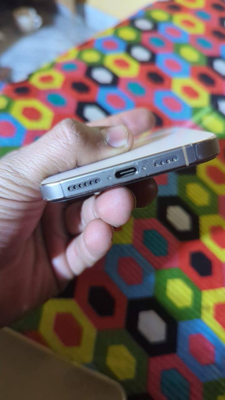 Apple iPhone 16 Pro Max 4
