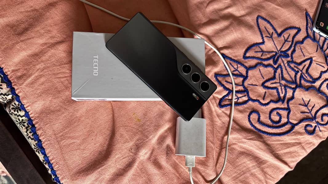 Tecno CAMON 40 Pro 0