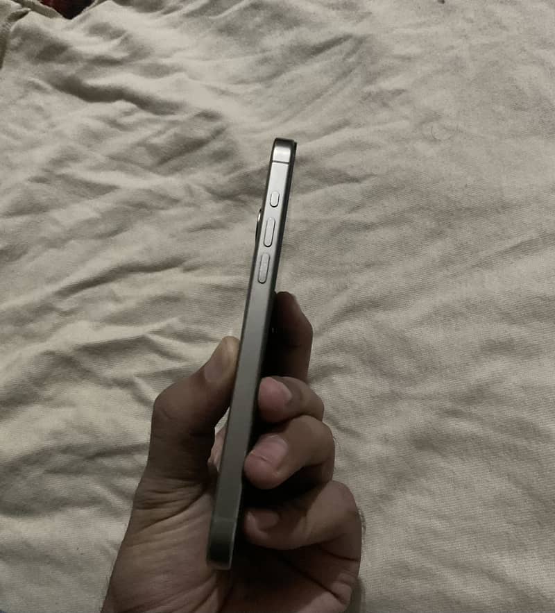 iPhone 15 Pro Max 4