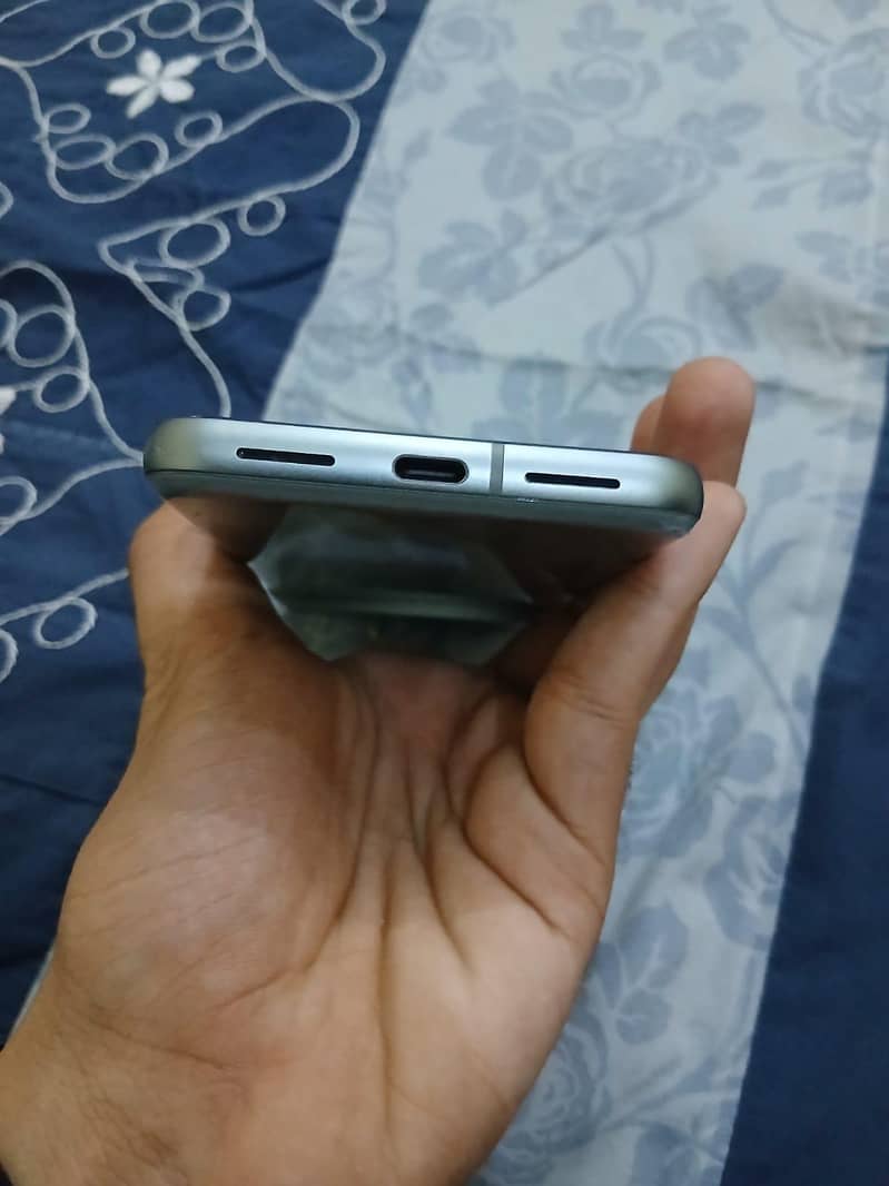 Google Pixel 8 4