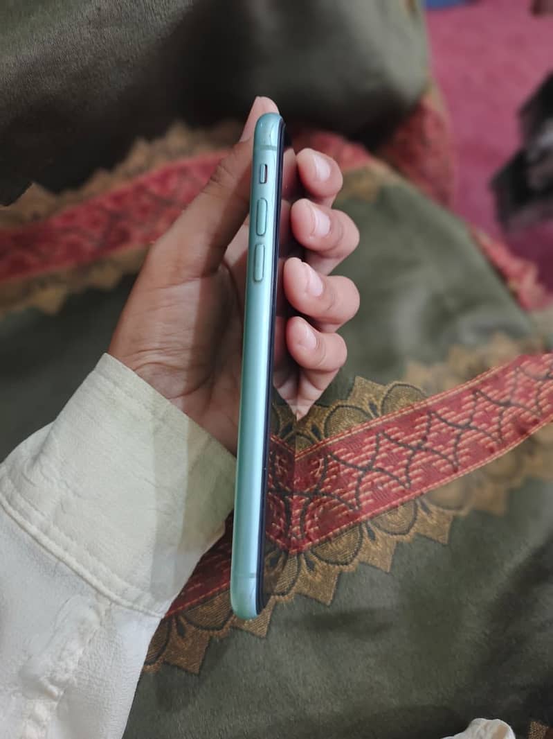 Apple iPhone 11 4