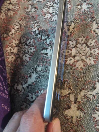 Good condition 10/10 one hand use only mobile and charger