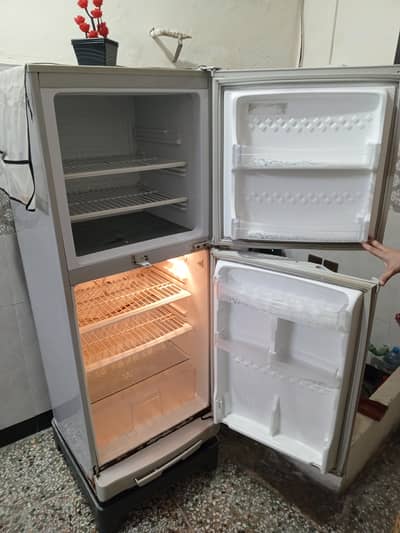 one handed used pel refrigerator for sale medium size