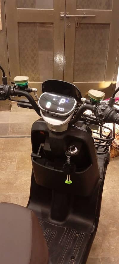 crown Ev 3 wheeler scooty