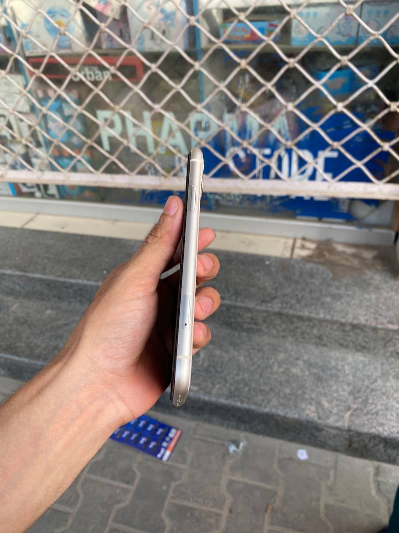 Apple iPhone 11 4