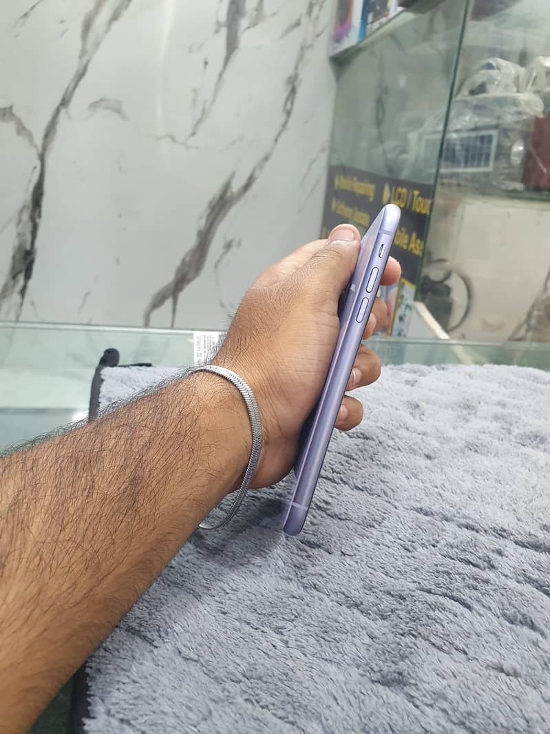 Apple iPhone 11 4