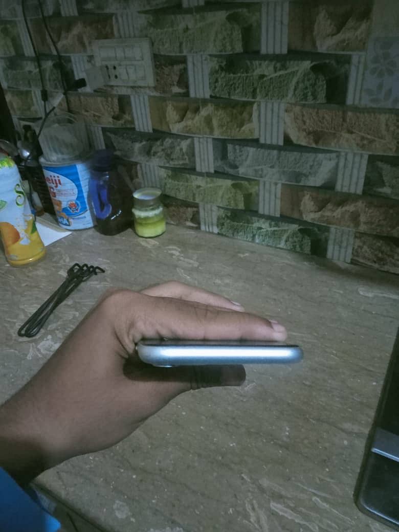 Apple iPhone 11 3