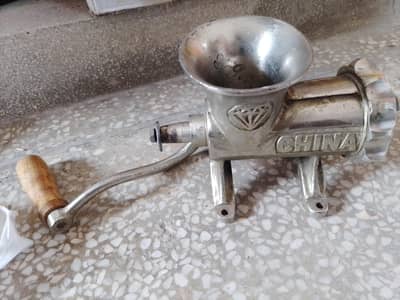 Meat grinder (Qeema banany ke liye machine)