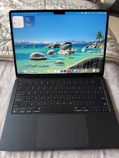MacBook Air m2 chip 2022 in lush condition