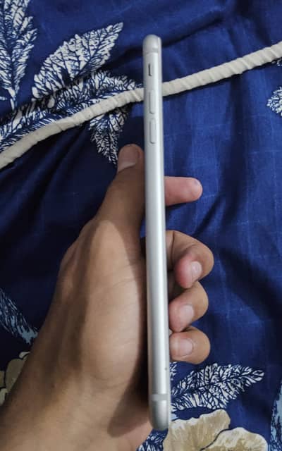 Argent selling Apple iPhone 7 Plus