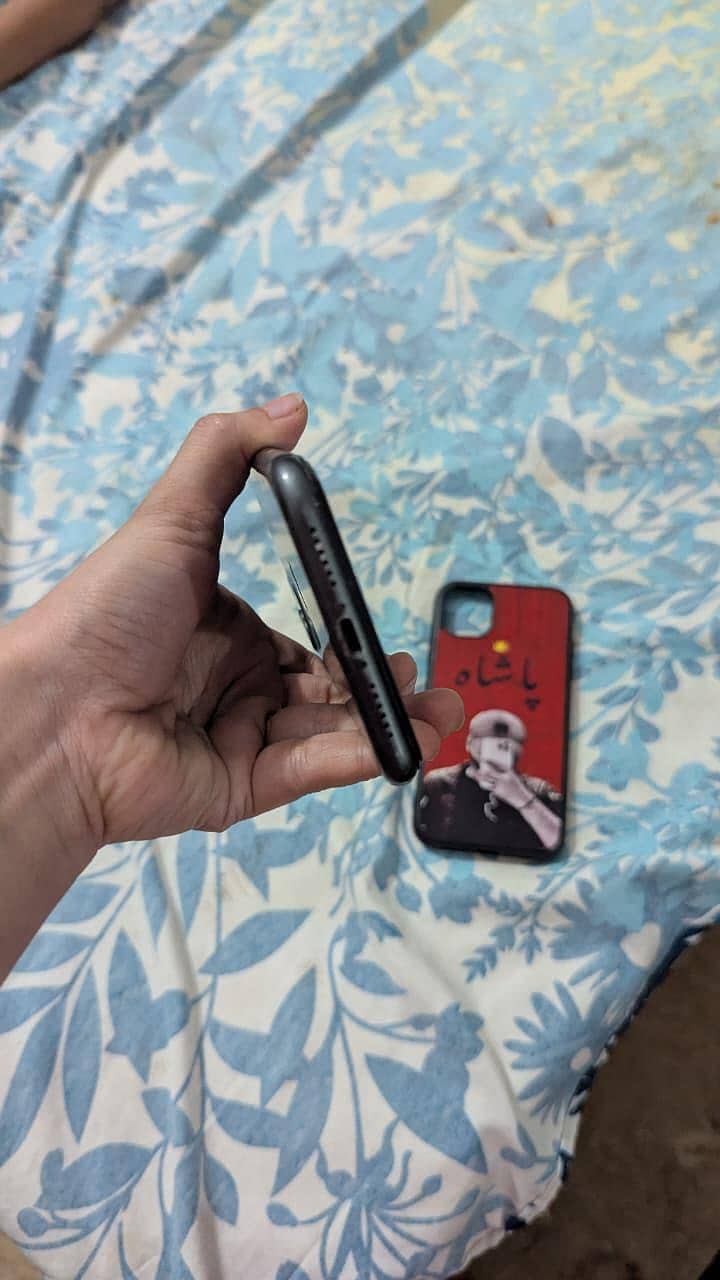 Apple iPhone 11 4