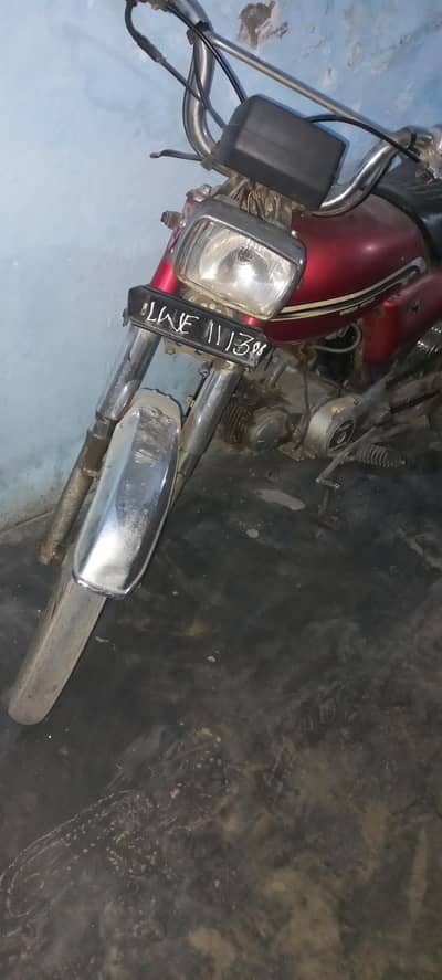 Old model CD 70 urgently for sale , biometric not available.
