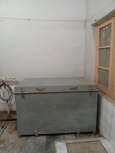 STORAGE BOX / METAL TRUNK
