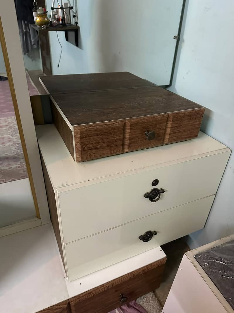 Dressing Table with Mirror 3