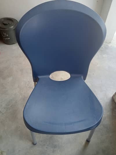 Study table ha bht achi condition ha just like new
