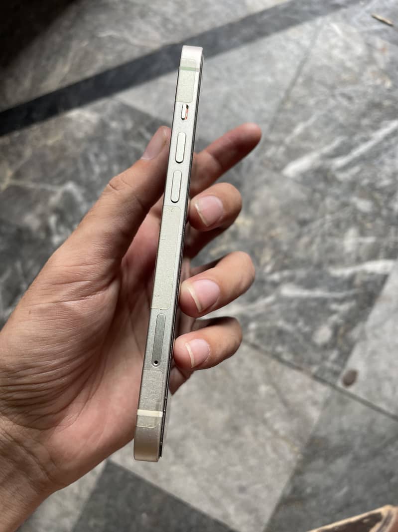 Apple iPhone 13 8