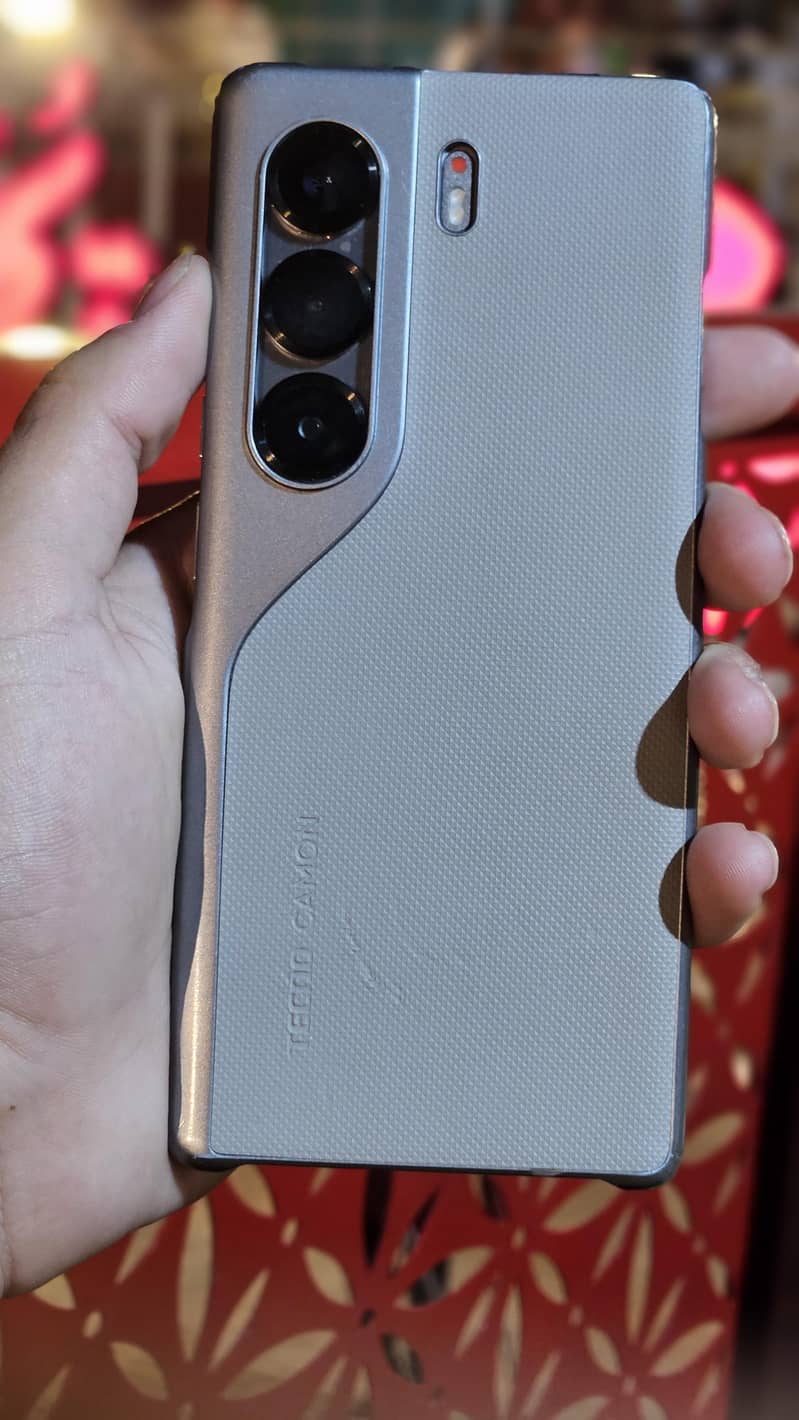 Tecno CAMON 40 Pro 1