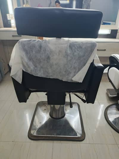 Hydraulic Salon/Parlour Styling Chair – Black | Excellent Condition
