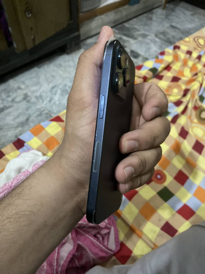 Apple iPhone 15 Pro 3