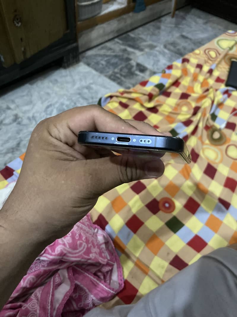 Apple iPhone 15 Pro 4