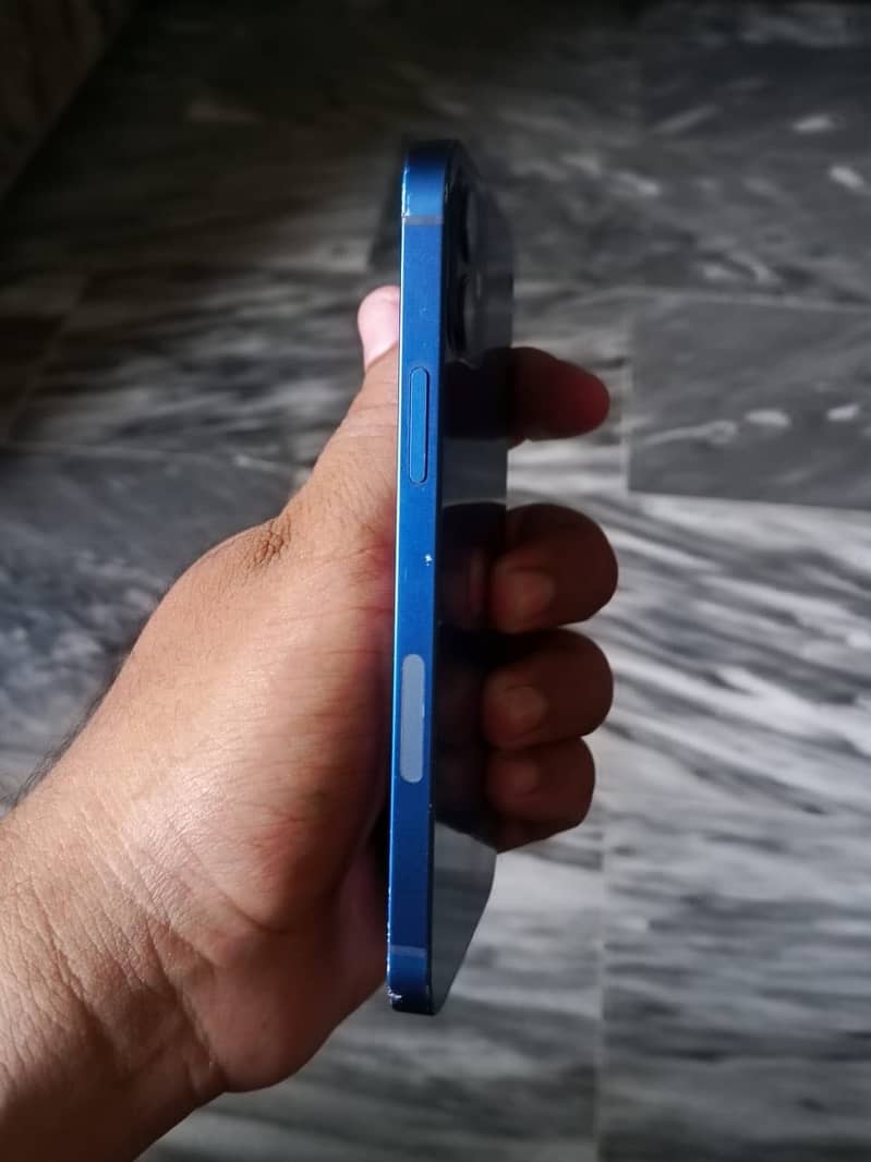 Apple iPhone 12 4