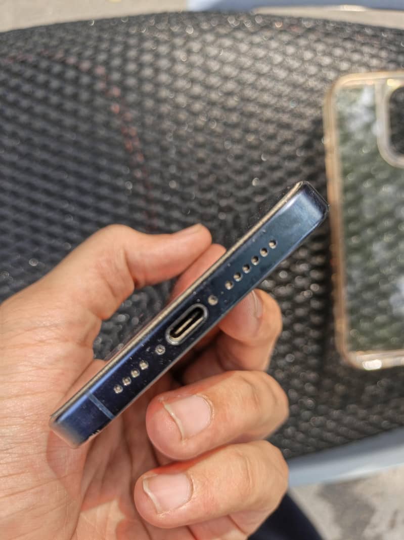 Apple iPhone 15 Pro Max 2