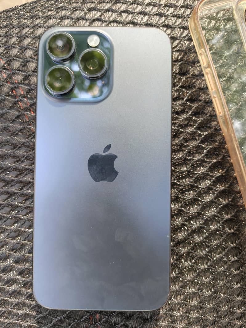 Apple iPhone 15 Pro Max 3