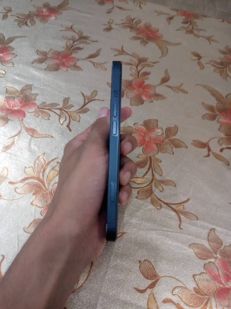 Apple iPhone 13 2