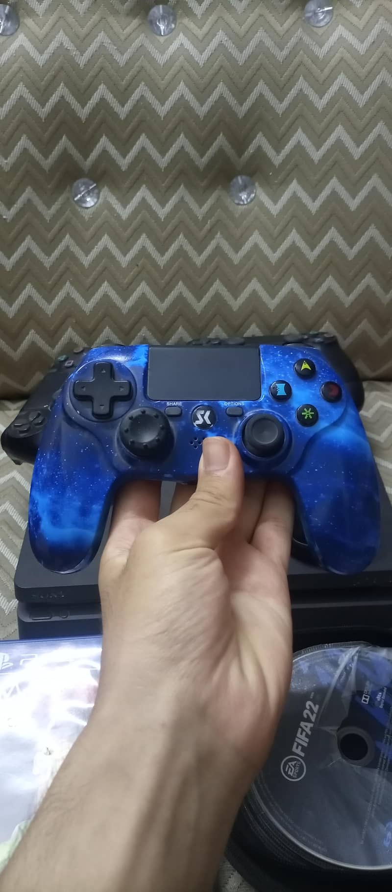 1tb PS4 slim | 2games 2original controller 1copy controller 1
