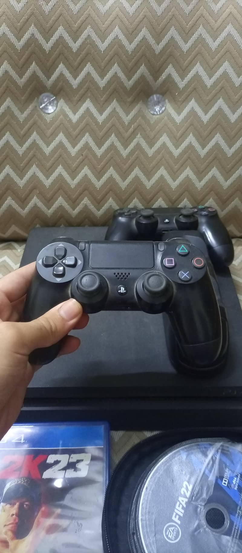 1tb PS4 slim | 2games 2original controller 1copy controller 2